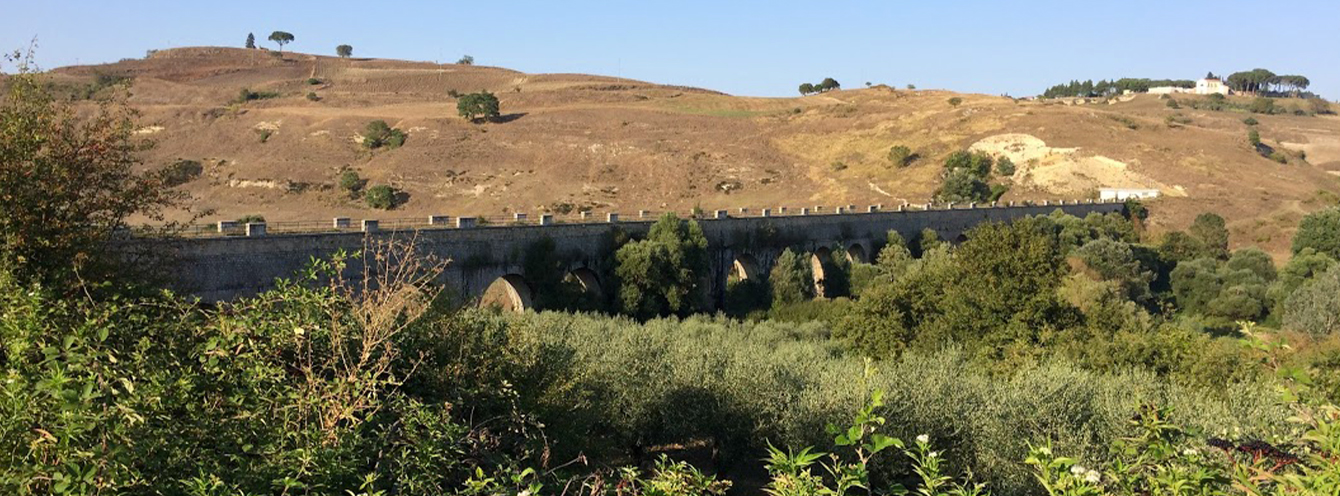 Header con immagine e testo