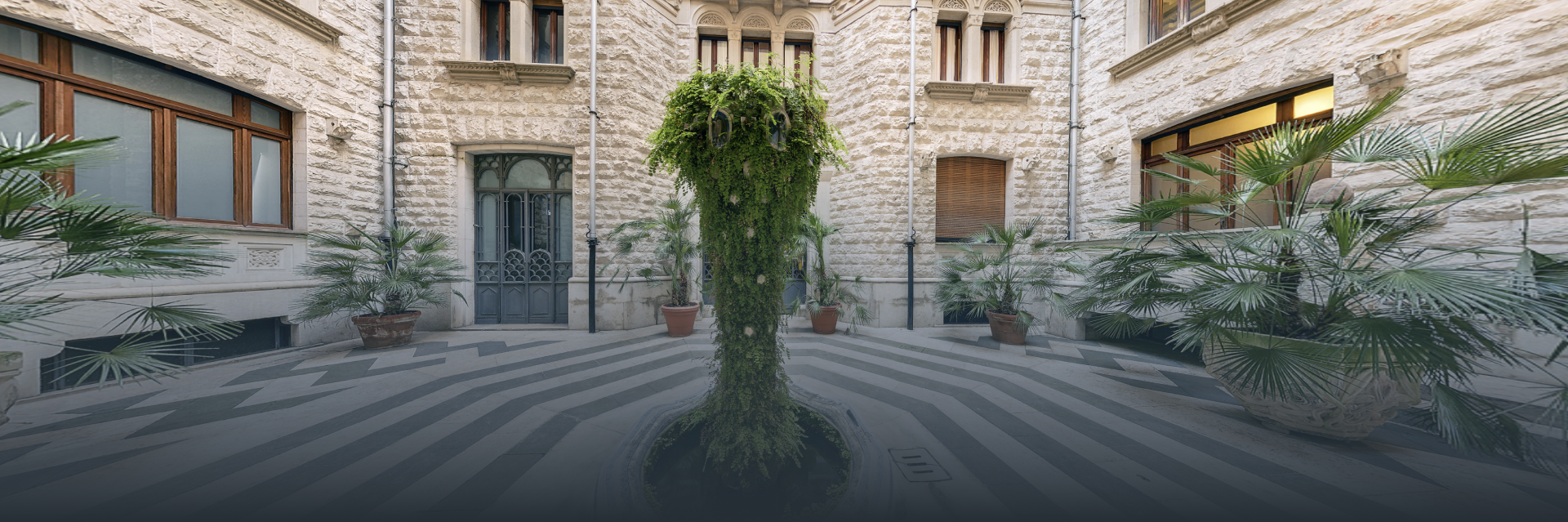 The Palace of Water Header con immagine e testo