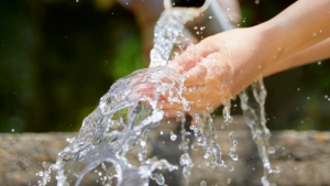 CS-Modello di gestione sostenibile delle risorse idriche negli uffici giudiziari Mani vicino a una fontana di acqua