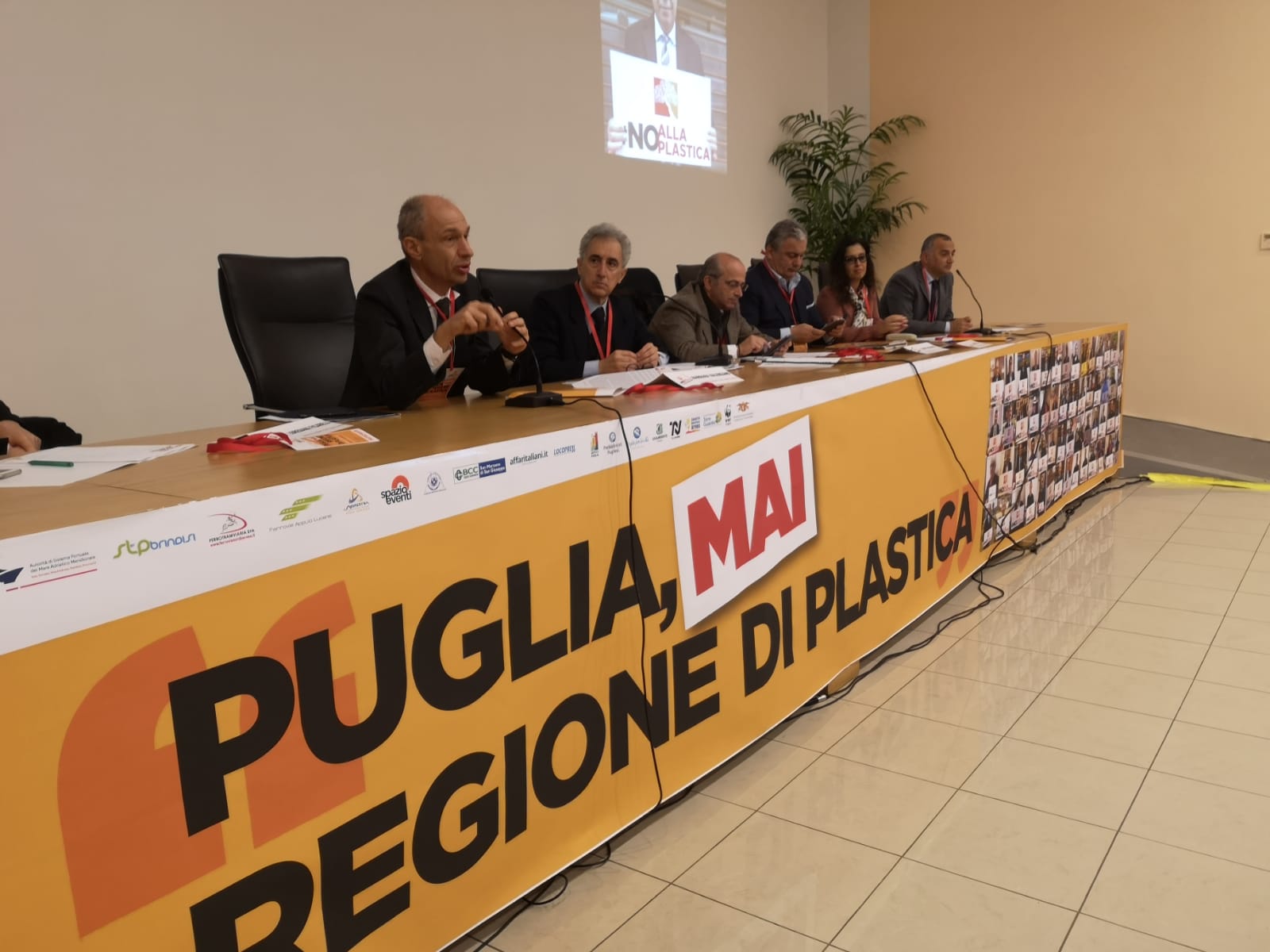 Bere acqua di rubinetto contribuisce a ridurre l’utilizzo della plastica