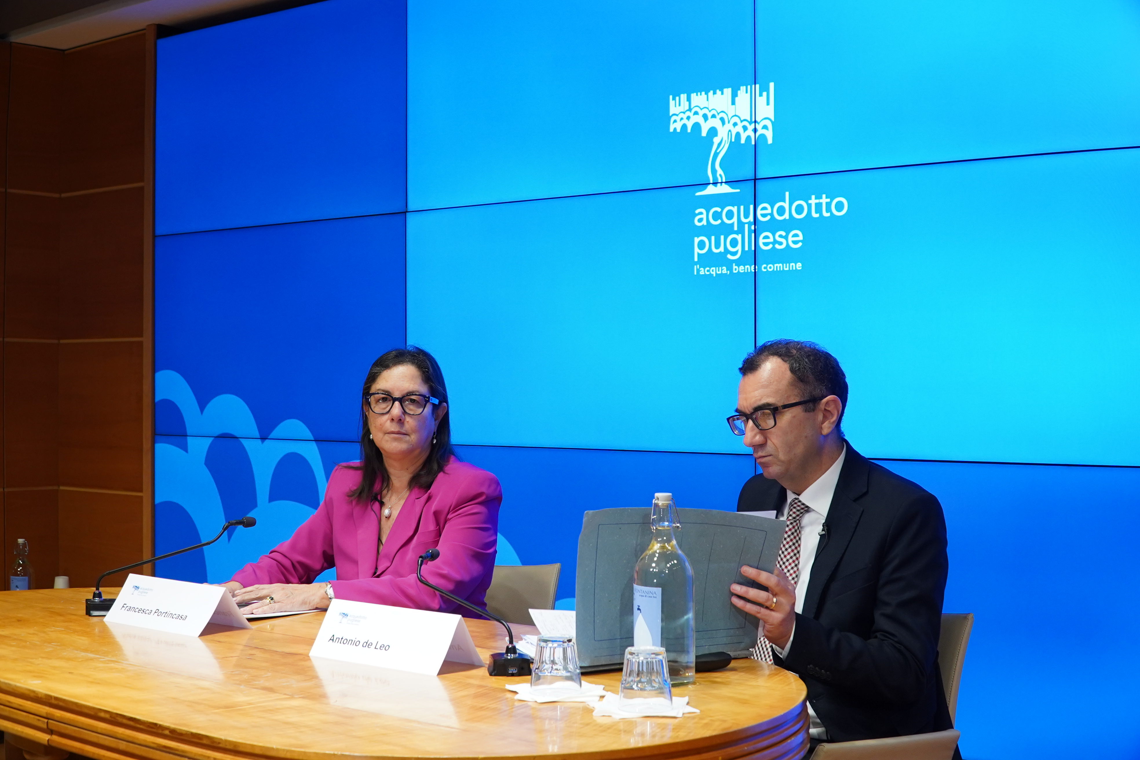 Francesca Portincasa, direttrice generale di AQP e Antonio De Leo direttore industriale AQP in conferenza stampa sul dissalatore del Tara