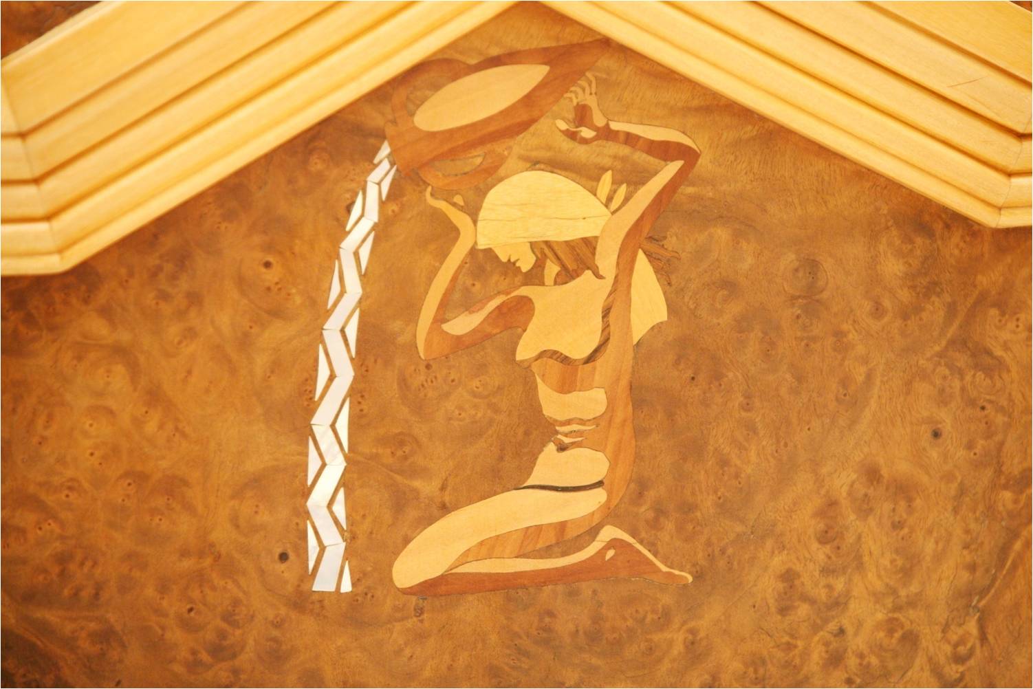 raffigurazione di donna con anfora intenta a versare l'acqua.