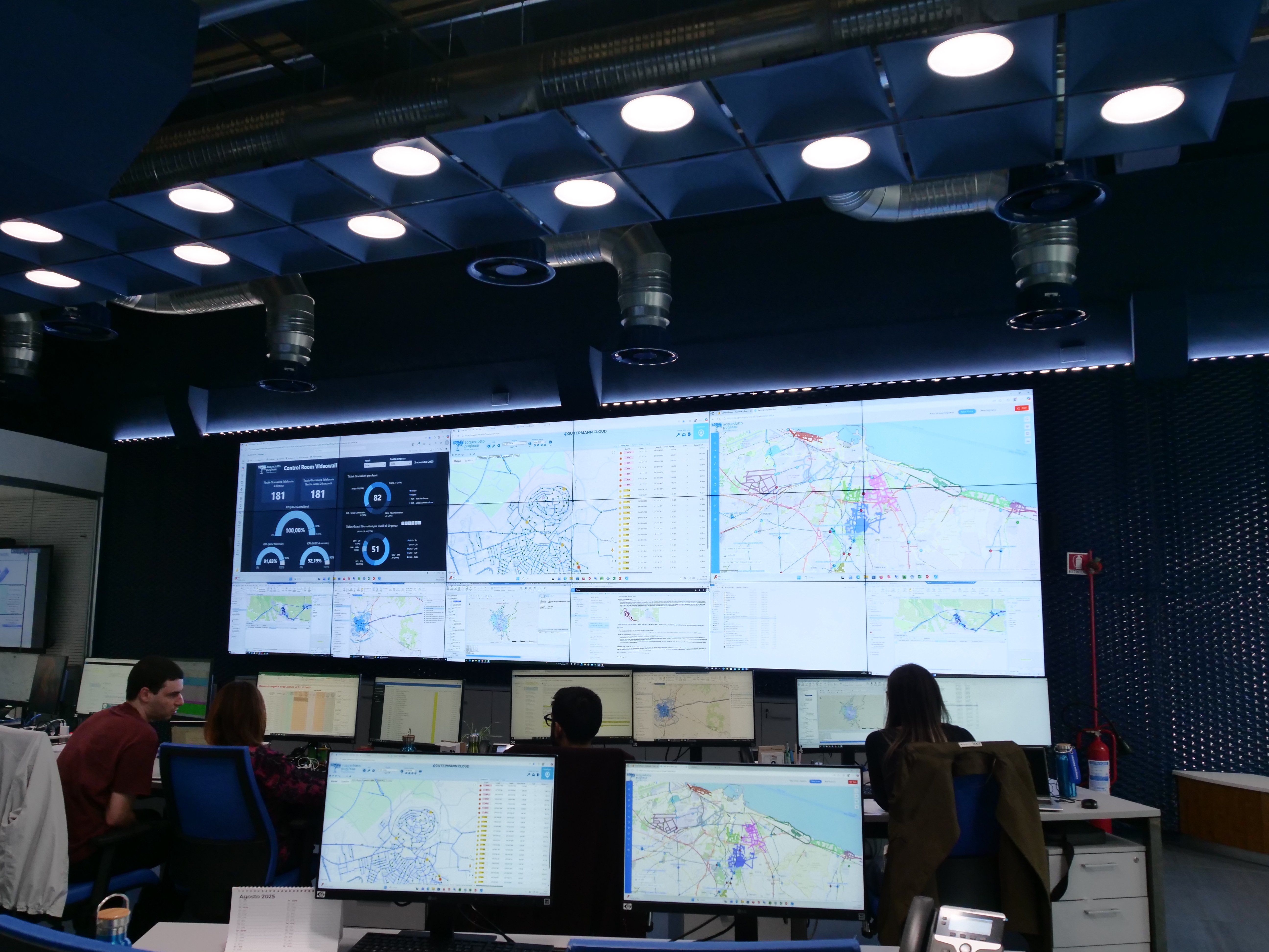 monitor con diagrammi esplicativi del progetto 