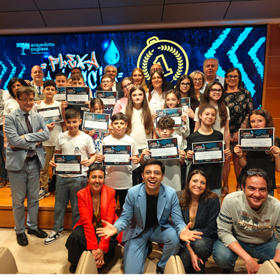 Classe vincitrice con nick radogna durante la premiazione del contest Flexa la Goccia
