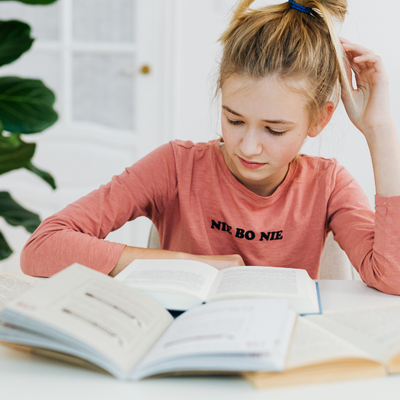 foto di una bambina che studia 