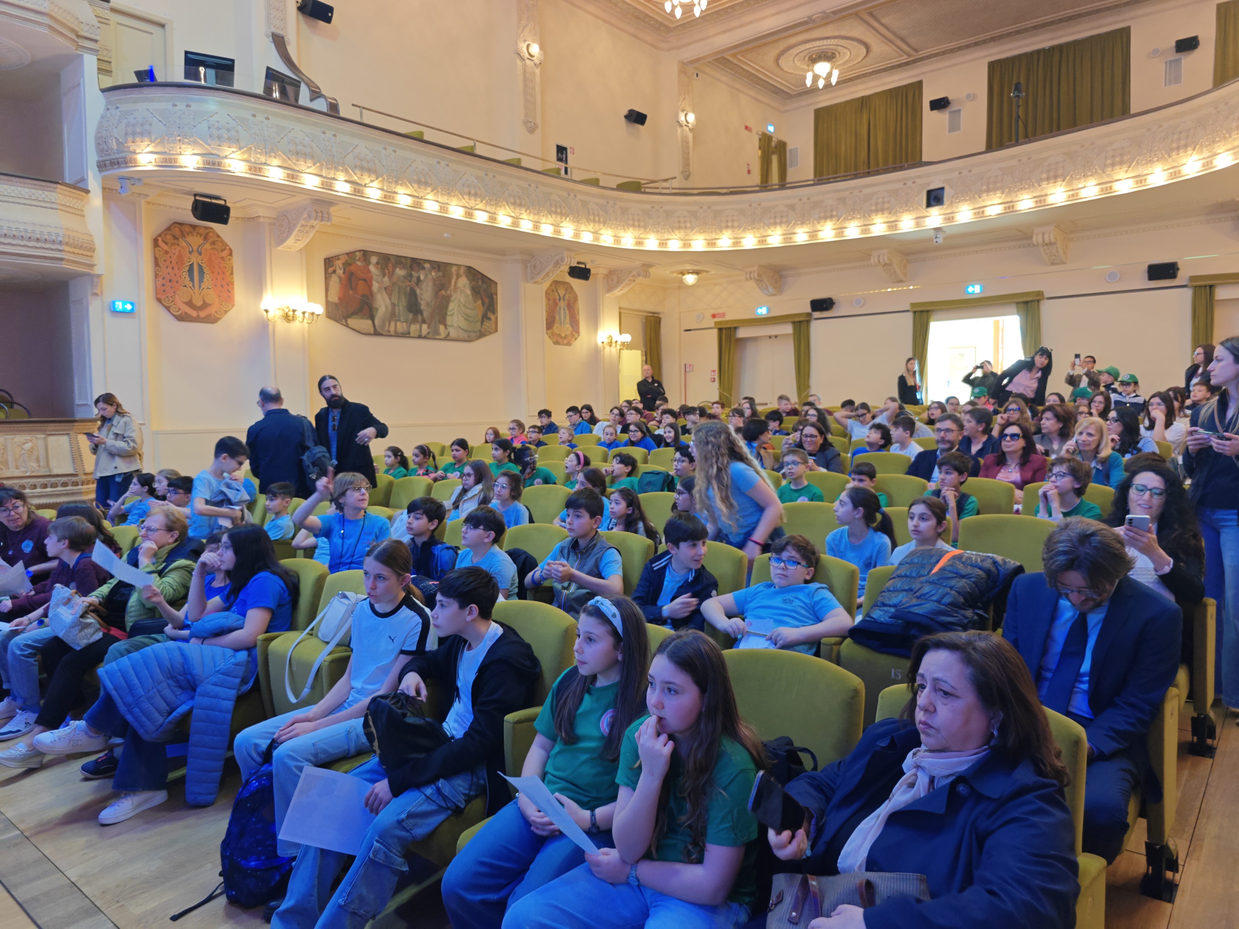 Foto delle classi in platea durante la premiazione Foto delle classi in platea durante la premiazione