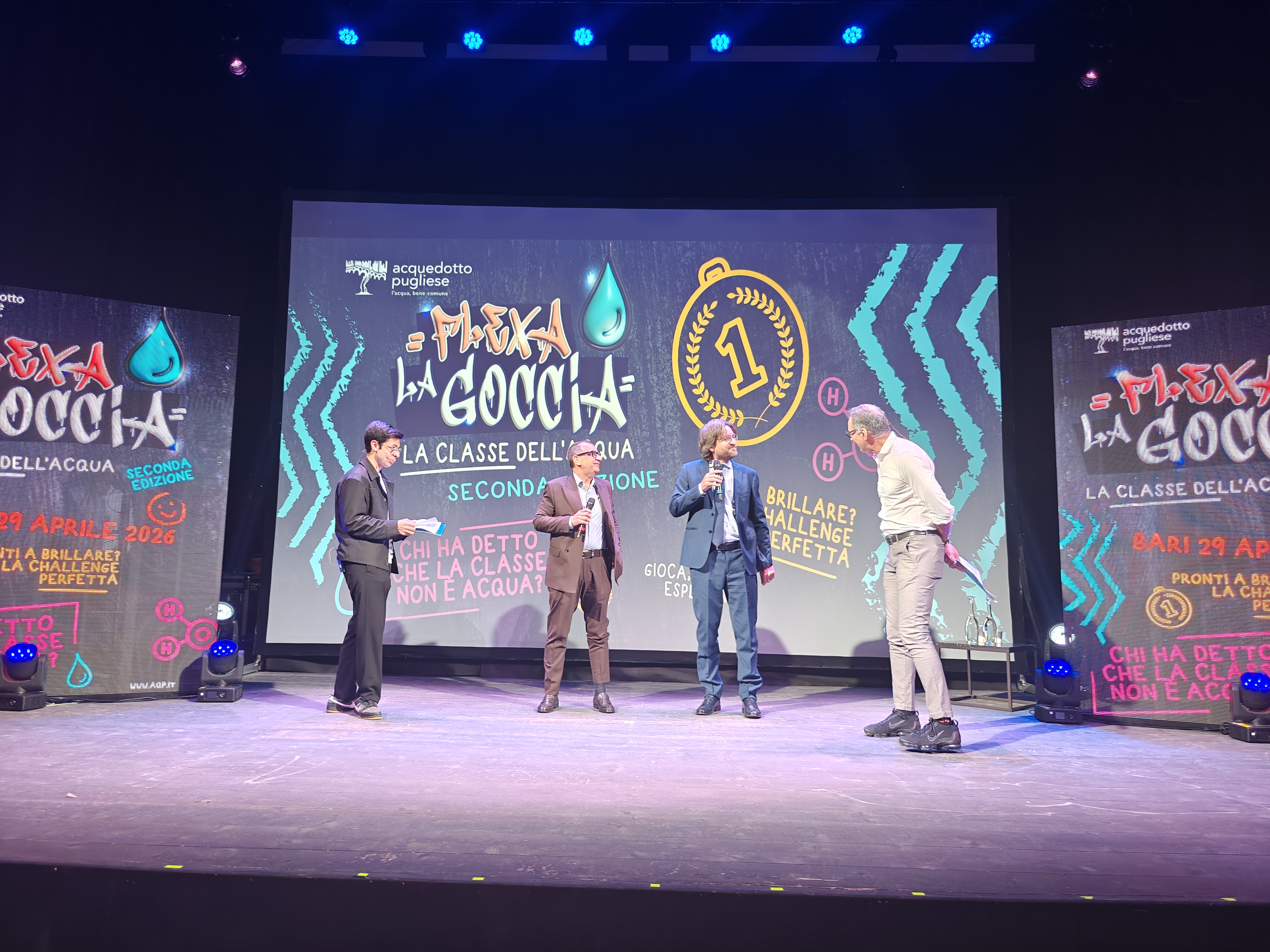 Alcuni ospiti della evento sul palco con Vito Palumbo e Nick Radogna Alcuni ospiti della evento sul palco con Vito Palumbo e Nick Radogna