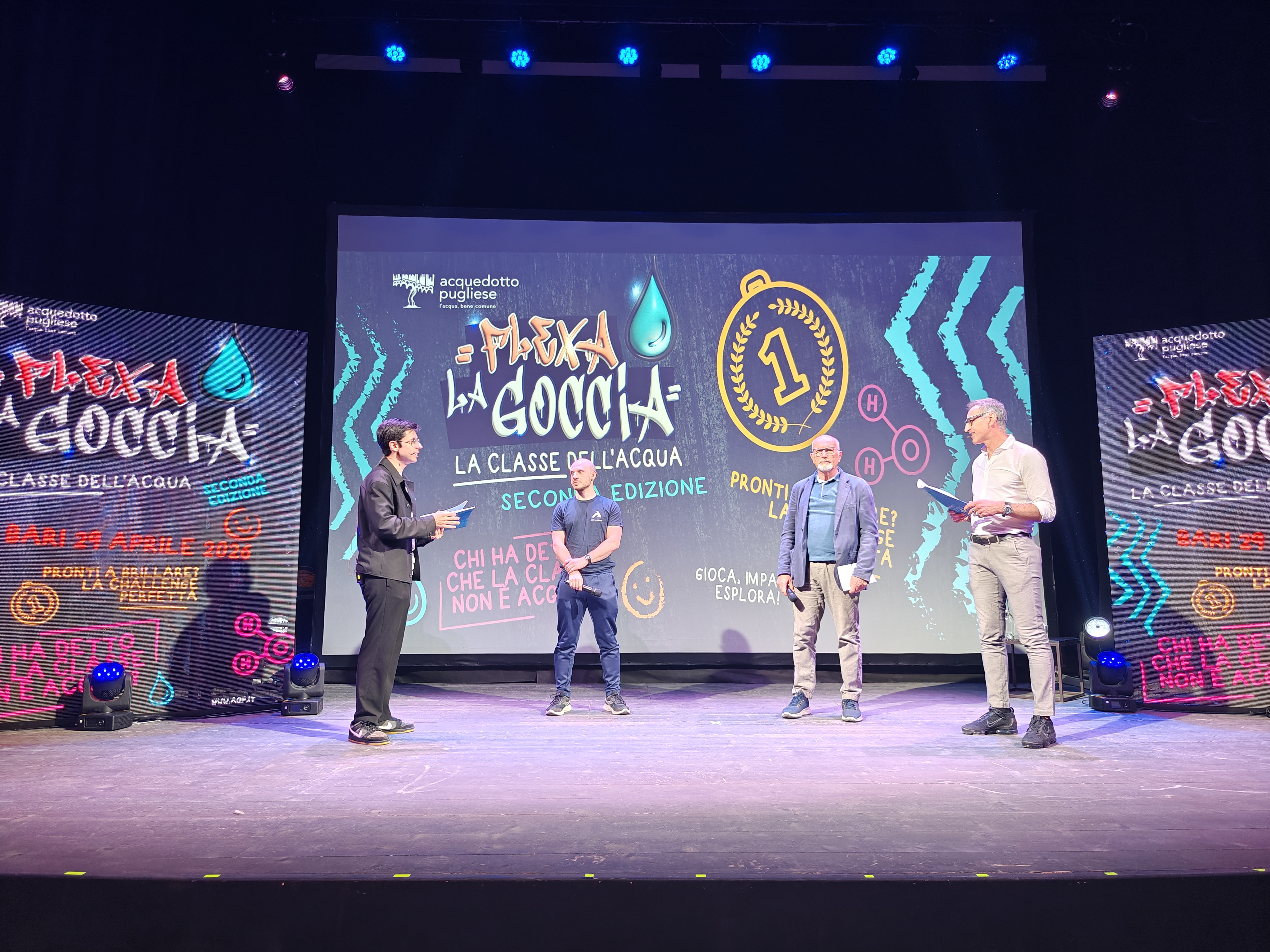 Alcuni ospiti della evento sul palco con Vito Palumbo e Nick Radogna Alcuni ospiti della evento sul palco con Vito Palumbo e Nick Radogna