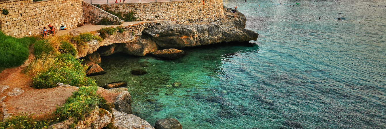 una foto della scogliera di santa maria al bagno