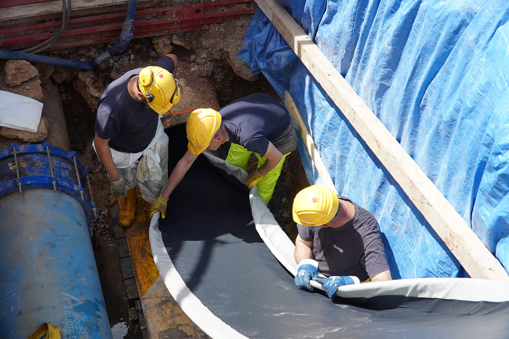 foto di alcuni operai durante i lavori su un cantiere