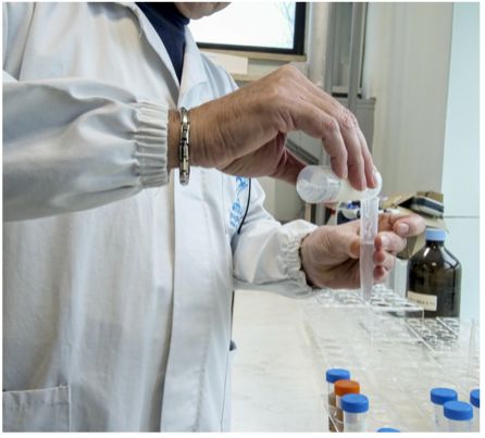 uomo in un laboratorio analisi dell'acqua