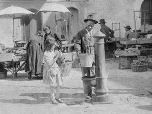 Con secchi alle fontane