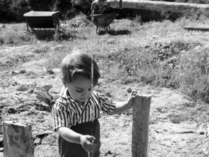 L'acqua tra le mani di un bambino