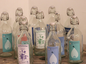 Bottiglie ed etichette dell'acqua di casa tua