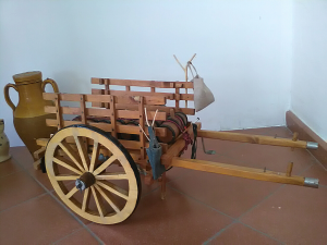 Un carretto per trasportare anfore e orci