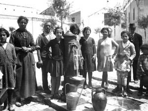In piazza, in posa con la fontana