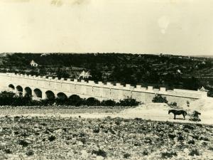 L'acquedotto costeggia i trulli pugliesi