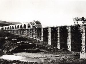 Lavori in corso su un grande ponte