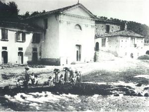 Le donne raccolgono l'acqua