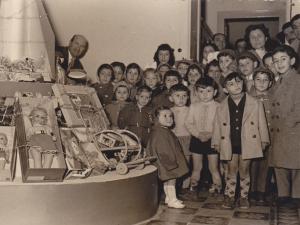 La befana porta i doni ai figli dei dipendenti - 1964