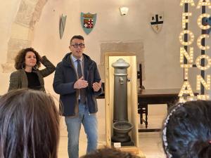 la fontana racconta vieste