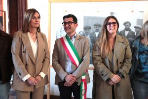 Da sin. la cons. di AQP. Tina De Francesco, il sindaco Giovanni Mauro e la vicesindaca Georgia Tramacere