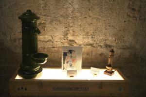 In una teca una fontana in metallo di color verde e una più piccola in legno 