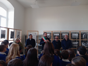 Cariche istituzionali che parlano davanti a bambini 