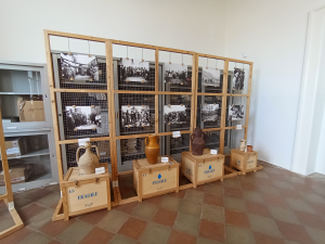 Mostra fotografica con brocche antiche 