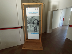 totem della mostra "La fontana racconta"