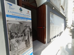 ingresso della sede con il totem della mostra