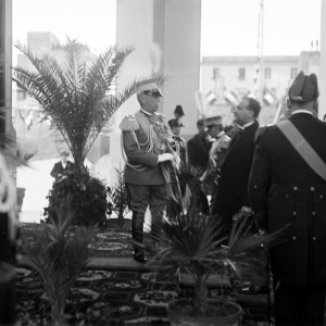 Una fotografia in bianco e nero di un evento ufficiale o cerimonia formale.