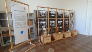 "La fontana racconta" a Mottola foto con vasi d'acqua e un totem sulla mostra "La fontana racconta" a Mottola