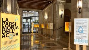 Foto dell'interno di Palazzo dell'Acqua a Bari. Pannelli espositivi della mostra "La Parsimonia dell'acqua".