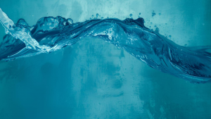 immagine raffigurante un movimento d'acqua su sfondo che ricordano i colori del mare.