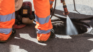 CS_disinfestazione due operatori intenti a fare una disinfestazione delle tubature