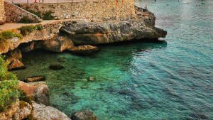 una foto della scogliera di santa maria al bagno